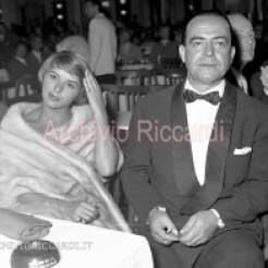 Carlo Dapporto e Delia Scala ritirano la prestigiosa "Maschera d'argento" vinta per la commedia "Giove in doppiopetto", straordinario successo teatrale e cinematografico degli anni 50
